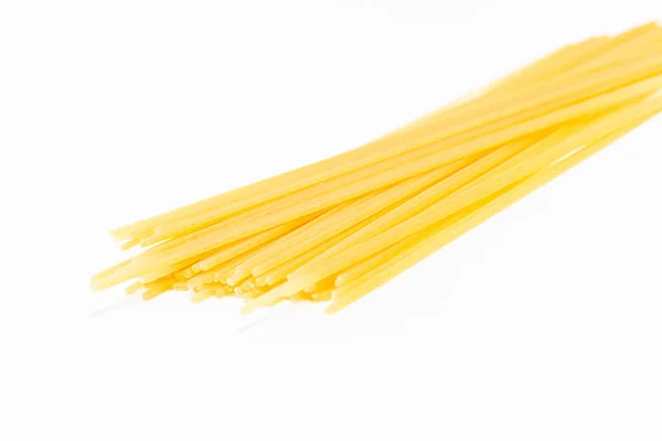 Primer Plano Espaguetis Italianos Crudos Aislados Sobre Fondo Blanco — Foto de Stock