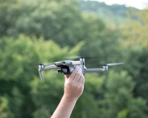 Tiro Seletivo Foco Macho Segurando Drone Floresta — Fotografia de Stock