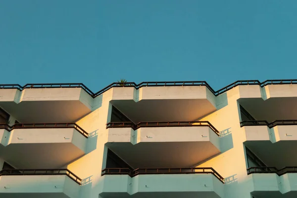 Alacsony Szögű Felvétel Egy Modern Épület Homlokzatáról Erkéllyel Tiszta Kék — Stock Fotó