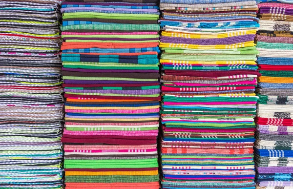 Kleurrijke Stof Handdoeken Gestapeld Rijen Patroon Achtergrond — Stockfoto