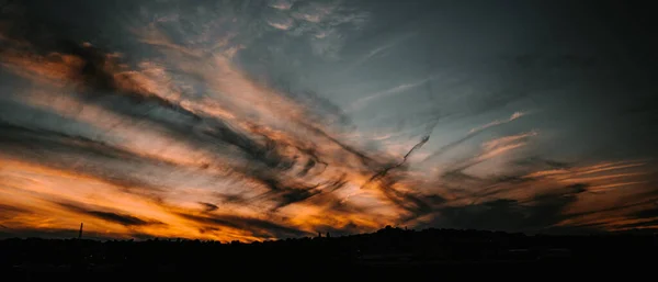 Rengarenk Günbatımının Büyüleyici Bir Görüntüsü — Stok fotoğraf