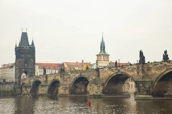 Pragu Tsjechisch Republiek Okt 2013 Uitzicht Karelsbrug Toren Vanaf Vltava — Stockfoto