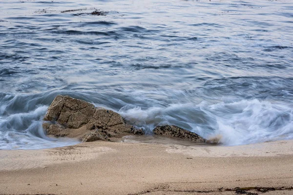 Een Prachtig Uitzicht Een Zee Met Spetterende Golven Rotsen Het — Stockfoto