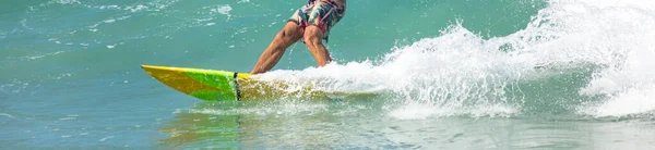 Een Panoramisch Shot Van Een Surfer Het Bord Een Golvende — Stockfoto