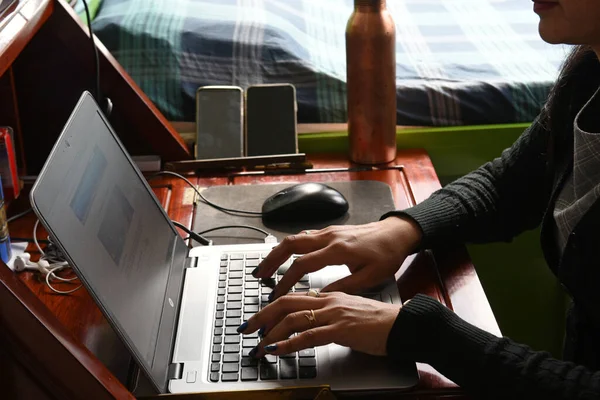 Neue Normale Arbeit Von Hause Aus Arbeitende Frauen Arbeiten Laptop — Stockfoto
