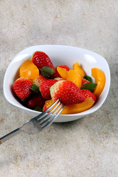 Eine Gabel Pflückt Ein Stück Frische Erdbeeren Und Pfirsiche Auf — Stockfoto