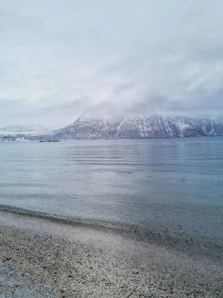 Een Verticale Foto Van Winter Het Noordpoolgebied Hillesoy Kvaloya Island — Stockfoto