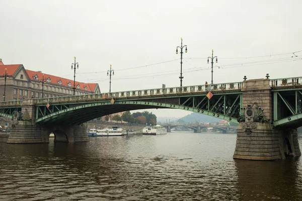 Çek Cumhuriyeti Prag Vltava Nehri Üzerinde Güzel Bir Köprü Manzarası — Stok fotoğraf