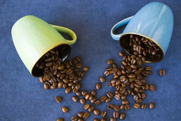 Una Vista Superior Dos Tazas Colores Llenos Granos Café Tostados — Foto de Stock