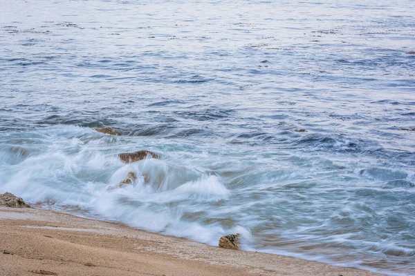 Ein Schöner Blick Auf Ein Meer Mit Plätschernden Wellen Unter — Stockfoto