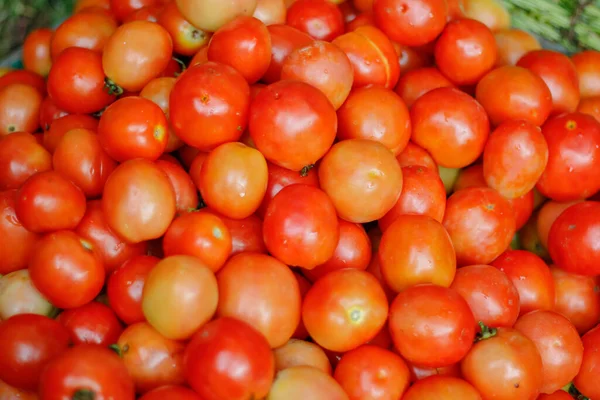 Una Vista Superior Una Cesta Llena Tomates Rojos Maduros Frescos —  Fotos de Stock