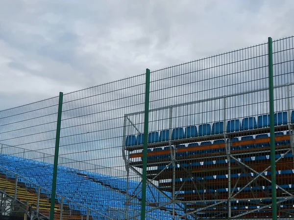 Ένα Γήπεδο Τένις Μπλε Καθίσματα Βουδαπέστη Προάστιο Ουγγαρία — Φωτογραφία Αρχείου