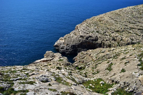 Vysoký Úhel Záběru Skalnatého Útesu Pokrytého Zelenou Trávou Vody — Stock fotografie