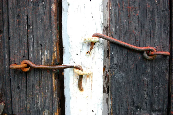 Eski Ahır Kapılarını Kilitleyen Iki Paslı Demir Haspanın Yakın Çekimi — Stok fotoğraf