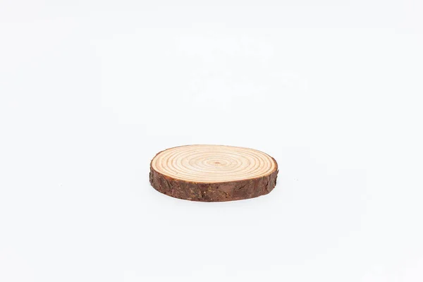 Nahaufnahme Einer Holzscheibe Mit Rinde Auf Weißem Hintergrund — Stockfoto