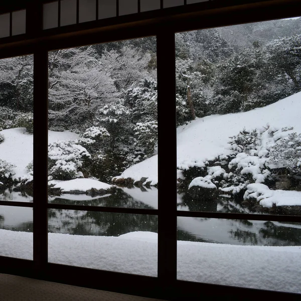 Bellissimo Giardino Zen Giapponese Innevato Visto Dall Interno Una Finestra — Foto Stock