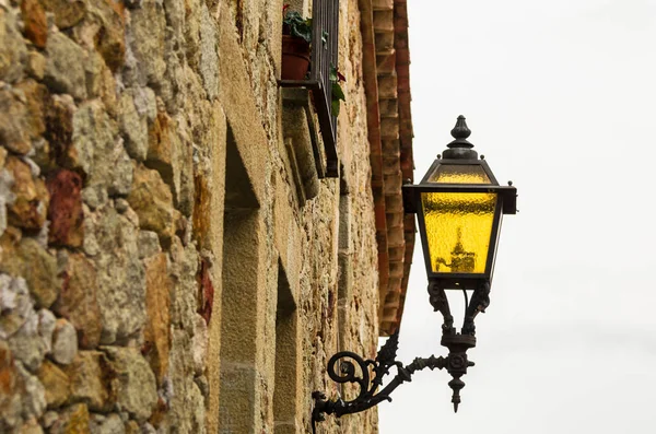 Widok Dekoracyjnej Latarni Retro Kamienny Mur Miejscowości Pals Girona Hiszpania — Zdjęcie stockowe