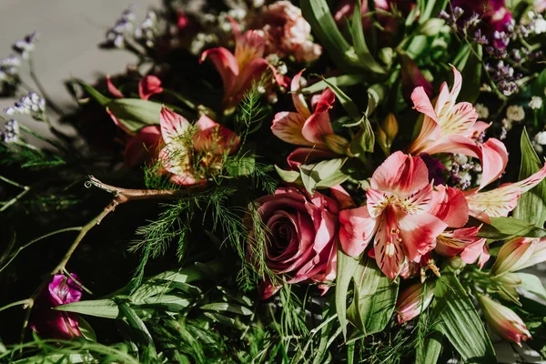 Primo Piano Bellissimo Bouquet Sposa Con Rose Alstroemerie — Foto Stock