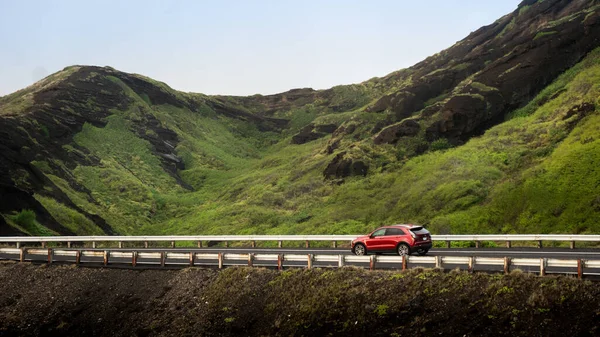 Coche Suv Color Rojo Que Conduce Una Carretera Hermoso Campo —  Fotos de Stock