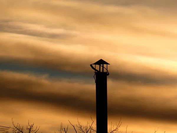 Una Silhouette Vecchio Camino Metallico Sul Tetto Tramonto — Foto Stock