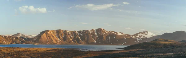 Tepelerle Çevrili Geniş Bir Göl Görüntüsü — Stok fotoğraf