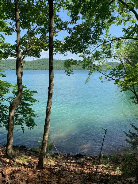 Tiro Vertical Lago Cercado Por Terras Arborizadas — Fotografia de Stock