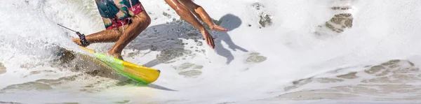 在波涛汹涌的海中拍到的冲浪运动员的全景照片 — 图库照片