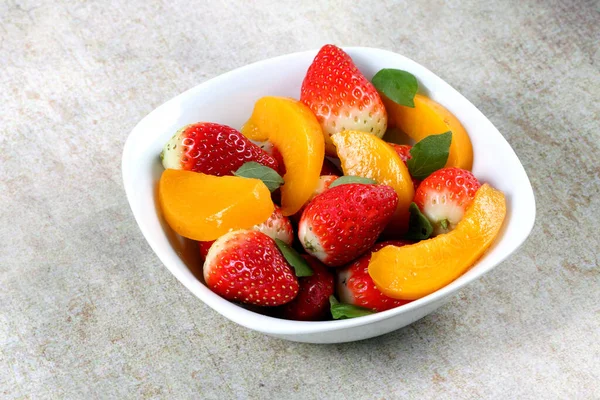 Closeup Shot Fresh Strawberries Peeled Peach Slices White Bowl — Stock Photo, Image