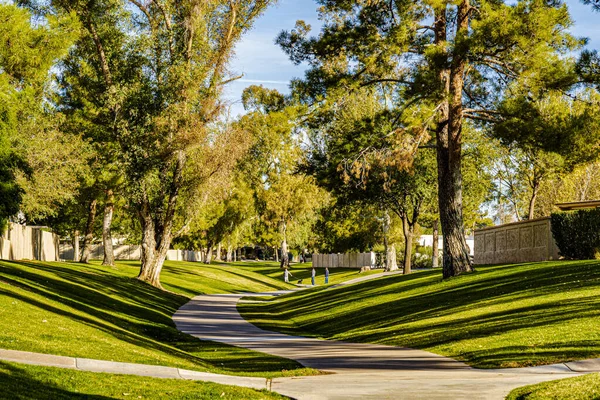 Imagen Muestra Camino Través Parque Cinturón Verde Con Algunos Caminantes — Foto de Stock