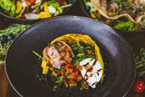 Primer Plano Deliciosos Platos Frescos Saludables Con Carne — Foto de Stock