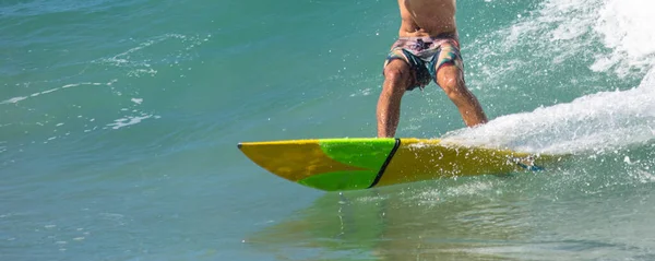 Tiro Panorâmico Surfista Prancha Mar Ondulado — Fotografia de Stock