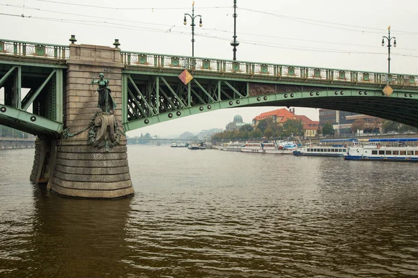 Çek Cumhuriyeti Prag Vltava Nehri Üzerinde Güzel Bir Köprü Manzarası — Stok fotoğraf