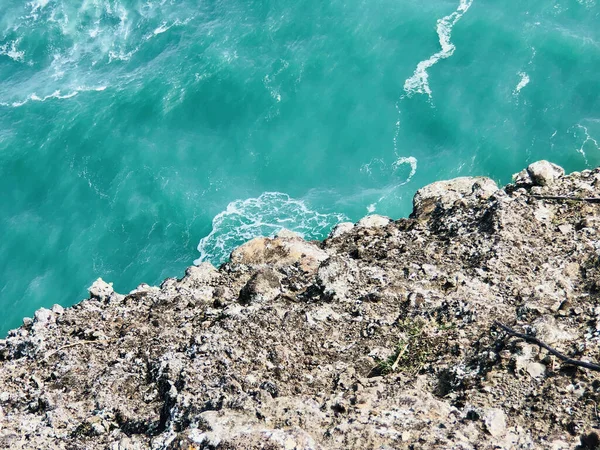 Μια Πανοραμική Θέα Των Κυμάτων Της Θάλασσας Συναντούν Βραχώδη Ακτή — Φωτογραφία Αρχείου