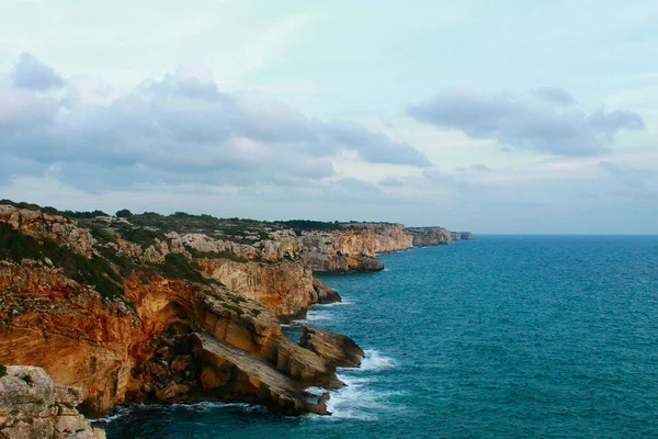 Ein Schöner Blick Auf Das Blaue Meer Und Die Klippen — Stockfoto