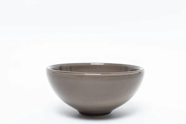 在白色背景上的褐色陶瓷碗的特写镜头 — 图库照片