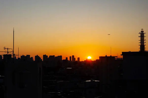 高層ビルが立ち並ぶ街並みが美しい夕日の景色 — ストック写真