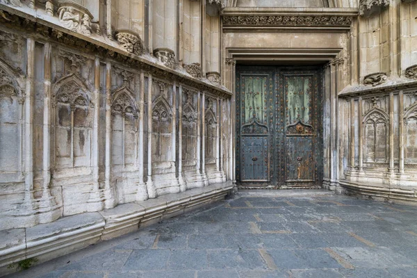 Την Είσοδο Ενός Κτιρίου Την Πόρτα Και Όμορφα Στολίδια — Φωτογραφία Αρχείου