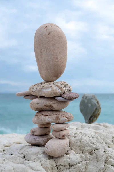 海滩上一块平衡的岩石的垂直照片 — 图库照片