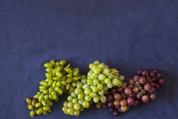 Uma Vista Superior Das Uvas Outono Sobre Fundo Azul Colheita — Fotografia de Stock