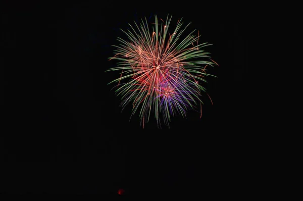 Egy Alacsony Szögű Felvétel Színes Tűzijátékról Éjszakai Égbolton — Stock Fotó