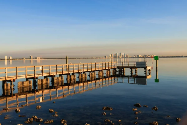 Une Belle Vue Sur Quai Reflétée Dans Eau Matin — Photo