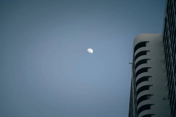 Tiro Ângulo Baixo Edifício Lua Gibbous Céu Azul — Fotografia de Stock