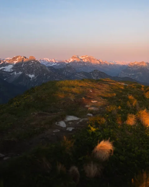 日没の空に対して岩の山の垂直ショット — ストック写真