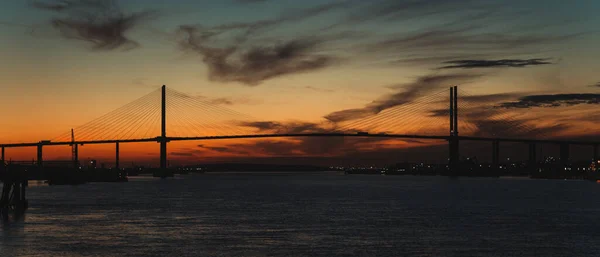 Una Vista Fascinante Puente Sobre Río Atardecer Pintoresco Colorido —  Fotos de Stock