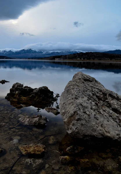 Sebuah Danau Dekat Bukit Bersalju Pada Hari Yang Suram — Stok Foto