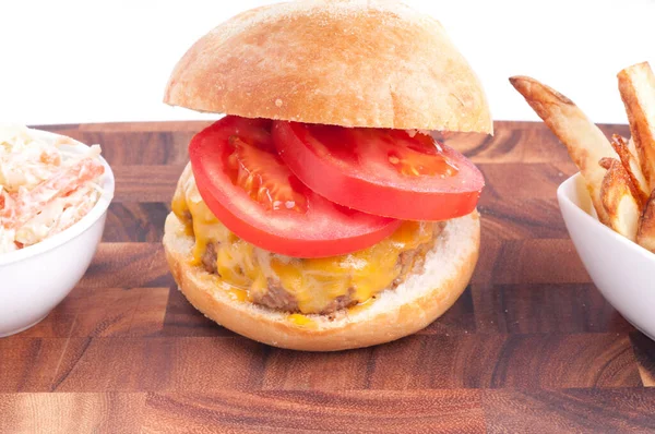 Saftige Hamburger Mit Handgeschnittenen Pommes Und Krautsalat — Stockfoto