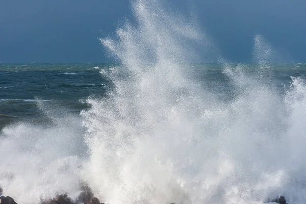 Прекрасний Вид Божевільні Бризкаючі Морські Хвилі Скельні Утворення Березі Моря — стокове фото