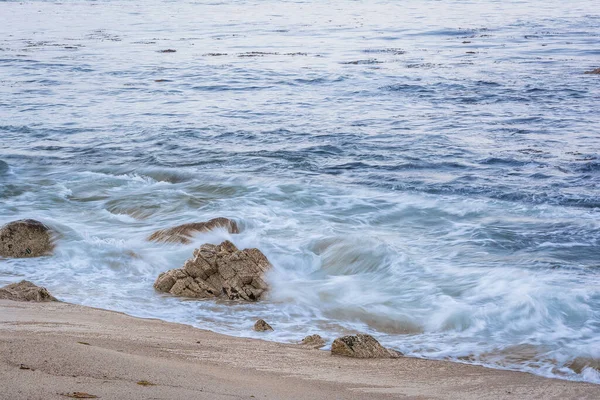 Beautiful View Sea Splashing Waves Rocks Beach Sunlight — Stock Photo, Image