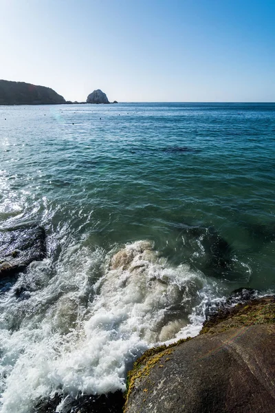 Beautiful View Sea Splashing Waves Rock Formations Beach Sunlight — Stock Photo, Image