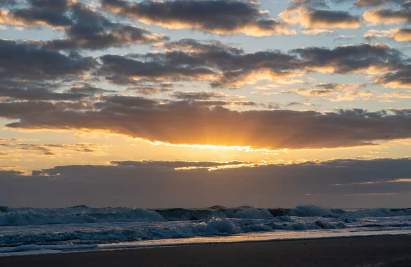 Een Prachtig Shot Van Zee Golven Onder Een Bewolkte Lucht — Stockfoto